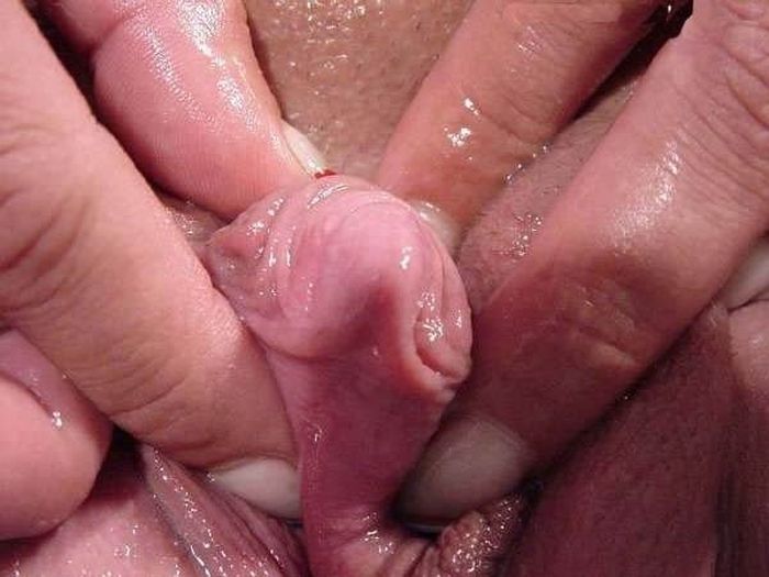 Молодая телка пальцами трет большой клитор